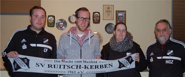 Sie ziehen nicht nur am Schal, sondern vor allem an einem Strang (von links): Vorsitzender Christian Frank, Marc Sikorski (Abteilungsleiter Jugendfußball), Geschäftsführerin Sabine Kalter und Trainer Hans-Georg Ziesemer.