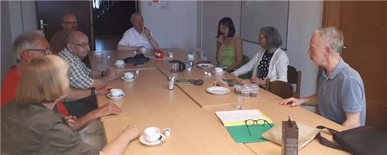 Sieben Bürger*innen, von Linz bis Neuwied, waren zu dem Vortrag von Karl Hermann Amthauer, Bildungsreferent für den Fairen Handel des Vereins Eine-Welt Linz e.V., in das Historische Rathaus der Stadt Linz gekommen. Amthauer und Schmitz würden sich für die Zukunft eine bessere Resonanz wünschen, zumal die Themen hoch aktuell sind. Foto: Hans-Joachim Schmitz