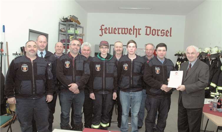 Sieben Feuerwehrmänner durften sich über Beförderungen in die nächsten Dienstgrade freuen. UM