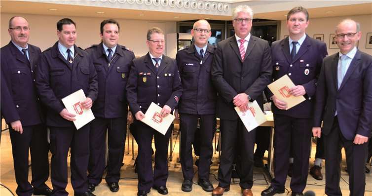 Sieben Feuerwehrmänner wurden von VG Bürgermeister Georg Hollmann (re.) ernannt oder verabschiedet. HEP