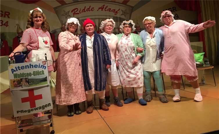 Sieben Frauen der Gymnastikgruppe 50+ des TV Rieden erzählten pantomimisch, wie es in einem Altenheim zugeht, wenn es zu Sparmaßnahmen gezwungen wird.