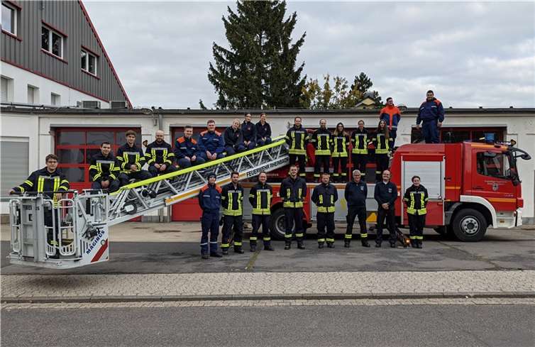 Sieben Frauen und 15 Männer haben bei der Freiwilligen Feuerwehr der Stadt Rheinbach erfolgreich das erste Modul ihrer Grundausbildung abgeschlossen.Foto: Feuerwehr Rheinbach.