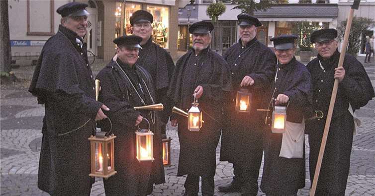 Sieben Gästeführer sind in der Rolle des Koblenzer Nachtwächters Carl Bender im Jahr 1870 unterwegs.privat