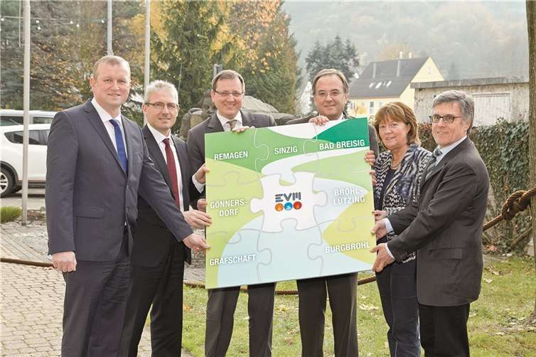 Sieben Kommunen nehmen jetzt gemeinsam mit der EVM die Energiezukunft selbst in die Hand. Nach dem Unterzeichnen des Konsortialvertrages freuen sich die Bürgermeister der beteiligten Kommunen und Josef Rönz, Vorsitzender der EVM-Geschäftsführung (v.l.): Achim Juchem (Grafschaft), Josef Rönz, Martin Braun (Gönnersdorf), Bernd Weidenbach (Bad Breisig), Christel Ripoll (Brohl-Lützing), Wolfgang Kroeger (Sinzig).Nicht im Bild: Herbert Georgi (Remagen), Walter Schneider (Burgbrohl).privat