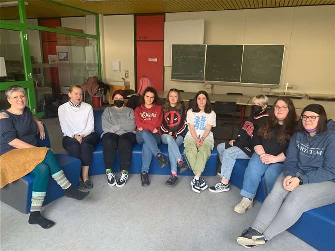 Sieben Mädchen aus der neunten und zehnten Klasse fanden sich am frühen Morgen des 9. Februar 2023 gespannt in der Bibliothek der Wachtberger Hans-Dietrich-Genscher-Schule ein. Foto: privat