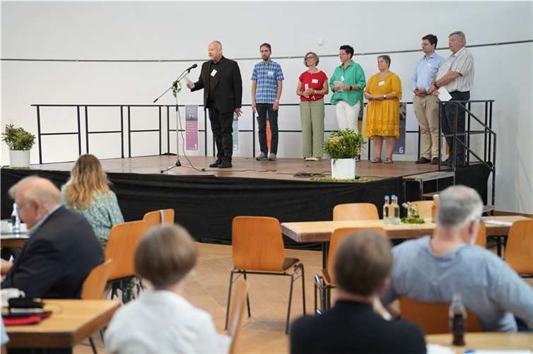 Sieben Personen, darunter Dekan Matthias Schmitz (links) gestalten einen geistlichen Impuls.  Foto: Stefan Endres