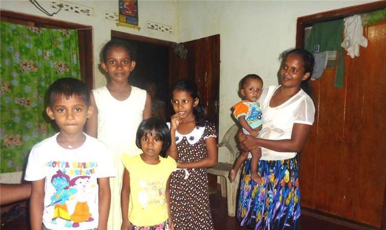 Sieben Personen mehr (inkl. Vater) in dieser Wohnung – irgendwie muss es gehen.