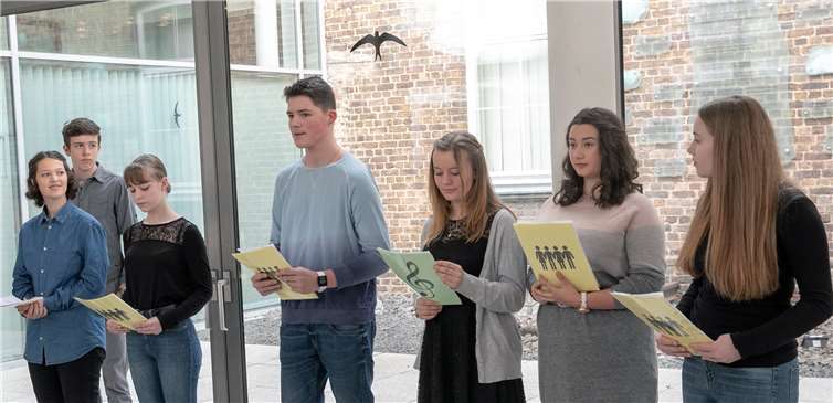 Sieben Schüler der Gesamtschule Rheinbach hatten sich ihre Gedanken zu den schrecklichen Gräueln der Nazi-Herrschaft gemacht und trugen sie bei der Gedenkveranstaltung im Foyer des Rheinbach Rathauses vor.