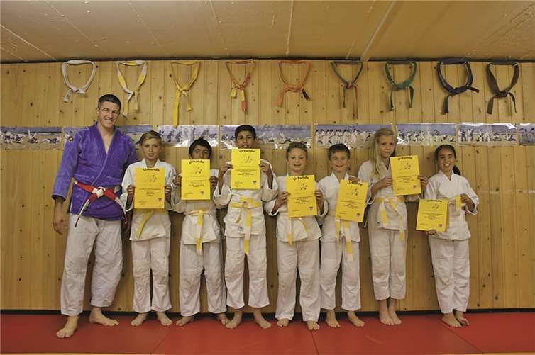 Sieben Schülerinnen und Schüler freuen sich über ihre bestandene Prüfung. privat