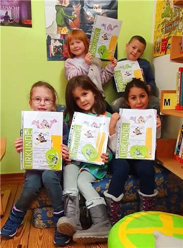 Sieben Vorschulkinder mit ihren Urkunden zum Abschluss.  Foto: Anne Bräunig-Hoffmann