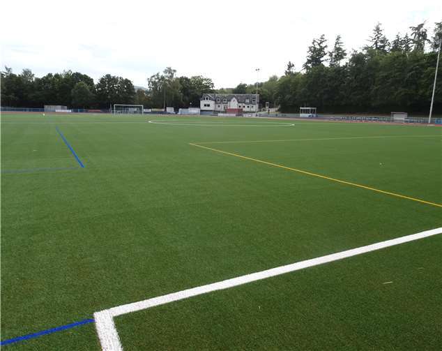 Sieben Wochen lang mussten die Fussballer auf „ihren“ Rasen verzichten. Foto: privat