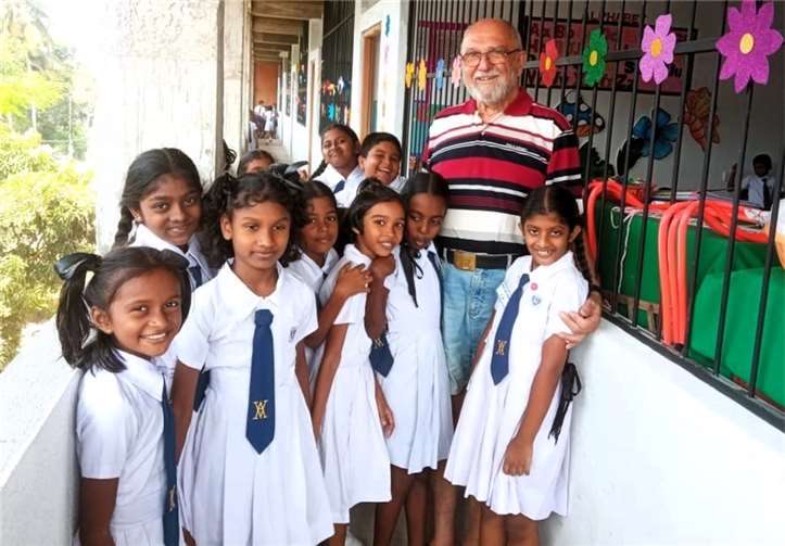 Sieben der 50 Patenkinder trafen Bernd Mertgen bei seinem Besuch am Anura College.  Foto: Freundeskreis Neuwied-Matara e. V.