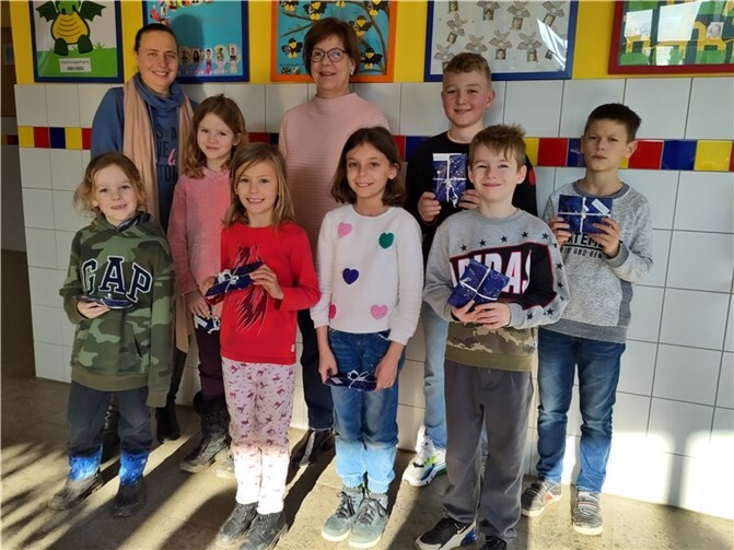 Sieben der acht Gewinnerinnen und Gewinner der Buchverlosung mit Stefani Jürries und Waltraud Delord vom Büchereiteam. Foto: Sandra Schwier