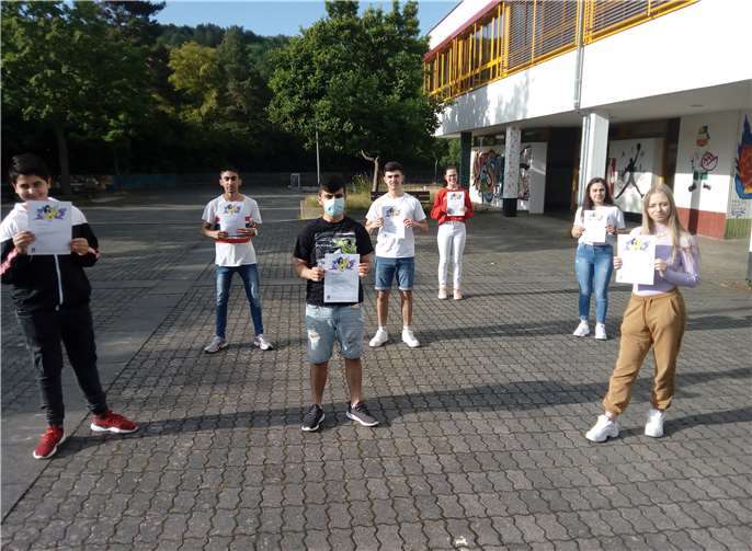 Sieben der insgesamt 14 Teilnehmer am Projekt „Jugend testet“ zeigen ihre Urkunden.Foto: privat