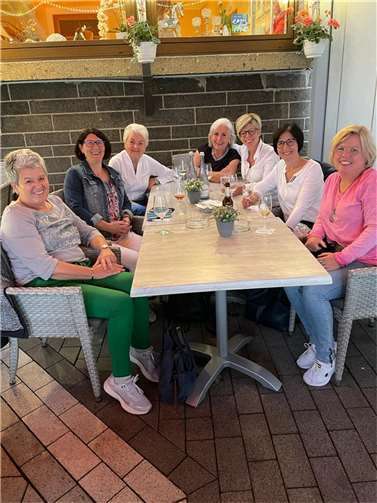 Sieben engagierte Frauen setzten sich zusammen und besprachen die künftige Zusammenarbeit.  Foto: privat