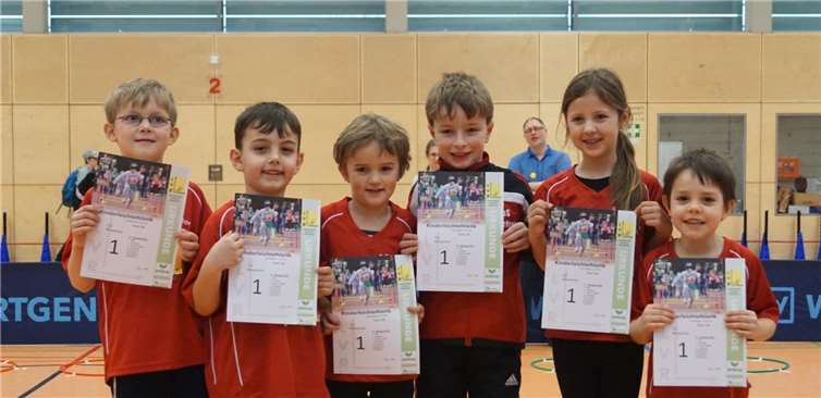 Sieben glückliche Sieger präsentieren ihre Urkunden..