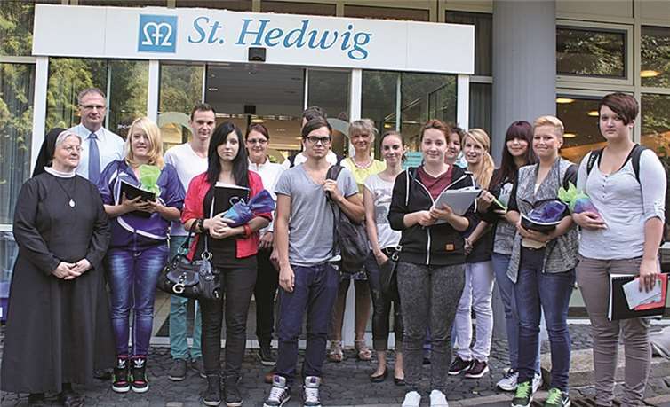Sieben junge Menschen begannen jetzt ihre Ausbildung im Seniorenheim St. Hedwig.Privat