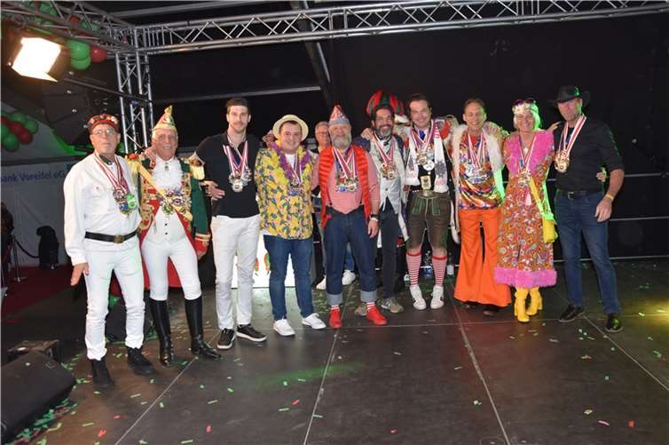 Sieben karnevalsbegeisterte Unternehmer als Sponsoren, darunter HausherrWilfried Eichen, hatten sich zusammengetan, um unter der Rigide derRheinbacher Stadtsoldaten eine Karnevalsparty der Superlative zu starten. Fotos: EICH