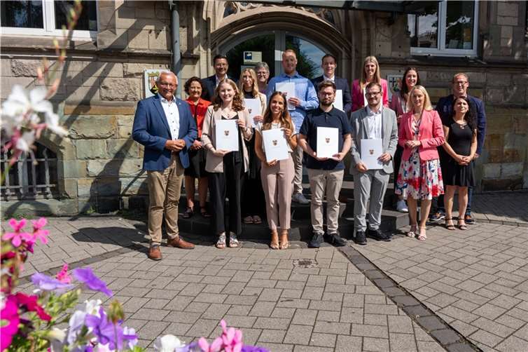 Sieben neue Mitarbeiterinnen und Mitarbeiter wurden von Landrat Achim Hallerbach zu „Beamten auf Probe“ ernannt. Auch Büroleiterin Diana Wonka, Ausbildungsleiterin Nesrin Uslu und Personalratsvorsitzende Birgit Eisenhuth freuten sich über die zahlreichen Ernennungen und Beförderungen.  Foto: Martin Boden/Kreisverwaltung