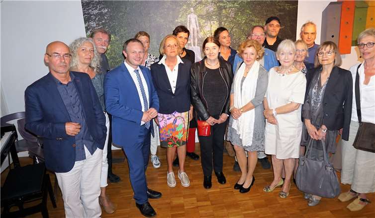 Siebenundzwanzig Künstlerinnen und Künstler haben sichauf Spurensuche gemacht und präsentieren eine ungeheure Vielfalt an Werken. Fotos: FF