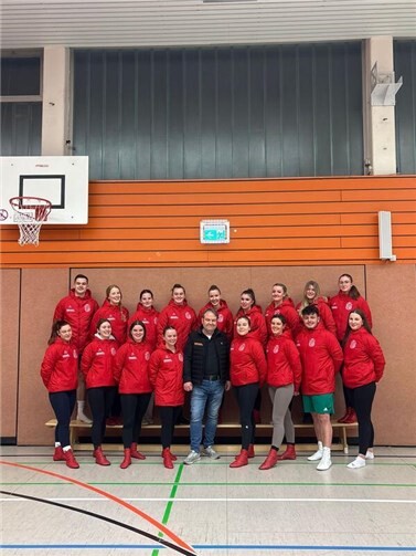 Siebertz Elektro GmbH hat der Prinzengarde neue Winterjacken gesponsort.  Foto: privat