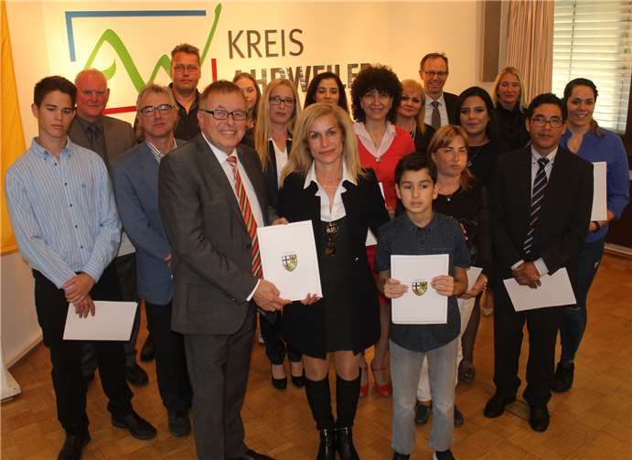 Siebzehn Menschen wurden im Rahmen der Einbürgerungsfeier in den Räumlichkeiten der Kreisverwaltung eingebürgert.  -DU-