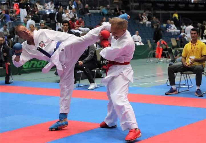 Siegbert Klapper punktet mit einer Fußtechnik.