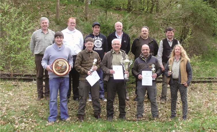 Jäger ermitteln Meister Sieger Bernd Schneider (3. vorne l.), der zweitplatzierte Udo Hoffmann (2. vorne l.), der drittplatzierte Gerd Gorges (2. vorne r.), die Gewinnerin des Damenpokals Wilma Wagner (ganz rechts) und den Gewinner der Ehrenscheibe Tobias Oehmann (ganz links).privat