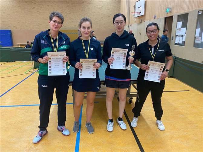 Fritzdorferinnen sind ganz vorne mit dabei  Sieger Damen (v. l.: Petra Schoulen, Teresa Ströher, Boyu Hang, Nhu Phuong Nguyen). Foto: privat