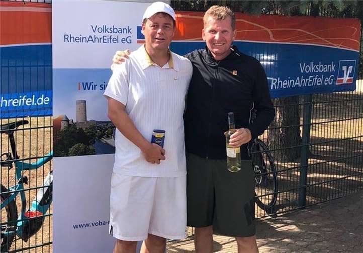 Sieger Herren 40: Mirco Schilf mit Gegner Sascha Hecken.Fotos: privat