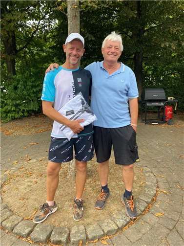 Sieger Herren 45 Thomas Schekorr (TC Dierdorf, links) mit Turnierleiter Bernd Hörter.  Foto: privat