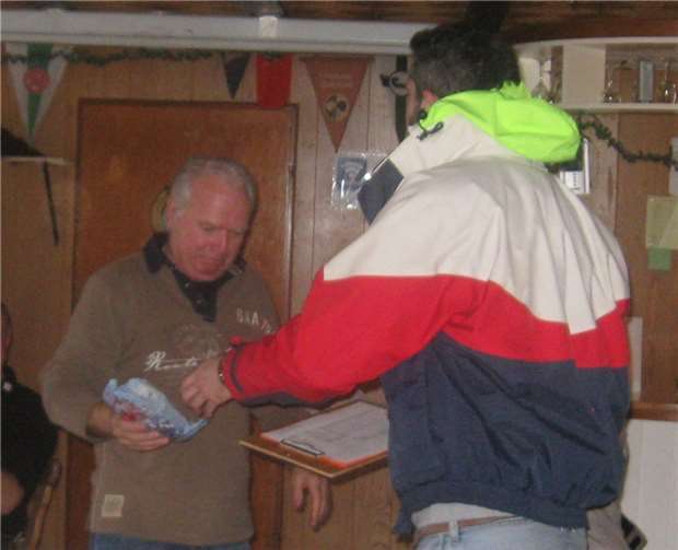Sieger Manfred Brändle, Duisburger Yachtclub, und Wettfahrtleiter Stephan Marschall vom Yacht-Club Mittelrhein (r.).