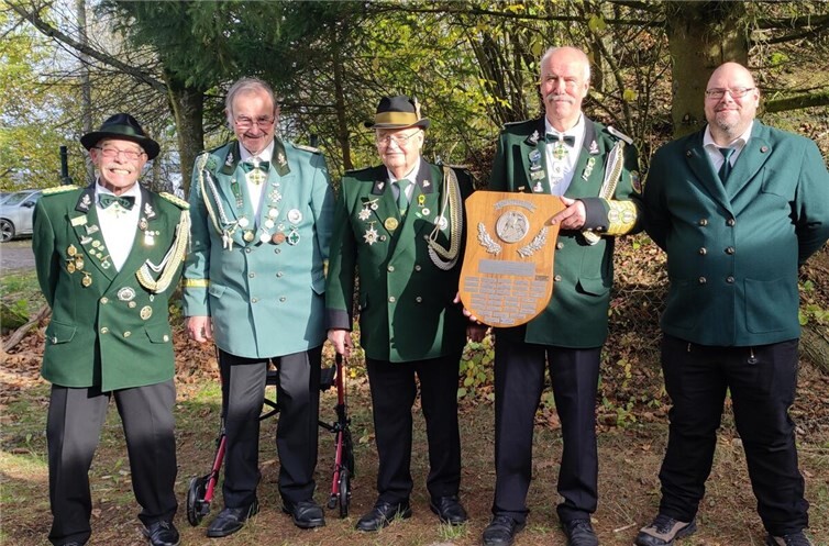Sieger Pfänderschießen: Brudermeister H.W. Schneider, H. Butz, W. Rüber, G. Greßler, M. BrohlBeim Bürger- und Vereinsschießen gewann die Freiwillige Feuerwehr Bell mit 139 Ringen die Mannschaftswertung. Der Kegelclub „Weil kummen mir“ belegte mit 131 Ringen den 3. Platz. In der Einzelwertung belegten Daniela Grotzke mit 28 Ringen Platz 1, gefolgt von Karin Nachtsheim auf Platz 2 mit 28 Ringen und Ursula Balsen mit 27 Ringen auf Platz 3. Martin Breitbach siegte mit 29 Ringen vor Florian Sänger (ebenfalls 29 Ringe) in der Einzelwertung der Herren.Fotos: privat