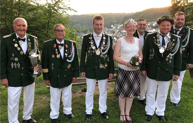 Sieger Pokalschießen Werner Neiß, Ehrenbrudermeister Jürgen Rausch, Scheibenkönig Frank Krayer, Königspaar Esther und Rolf Doll, Schießmeister Heinz Breil und Brudermeister Joachim Engel.privat