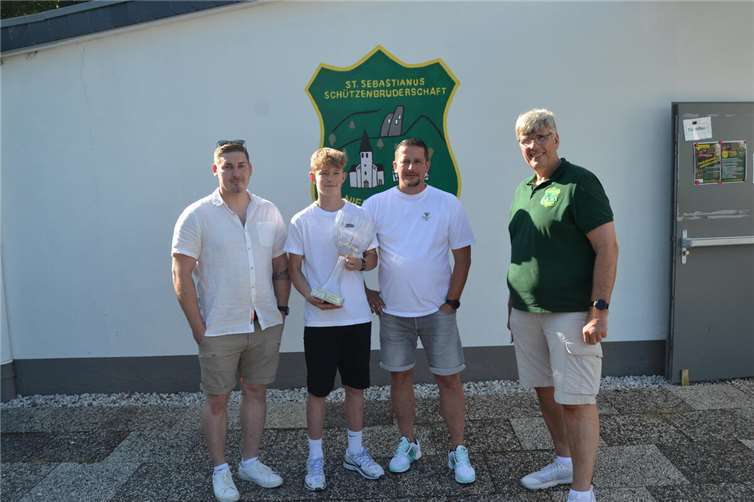 Sieger Teamschießen: Team Samore I (v.l. Jens Ruland, Adrian Tomaszewski, Paul Tomaszewski) mit Brudermeister Wilhelm Langen.