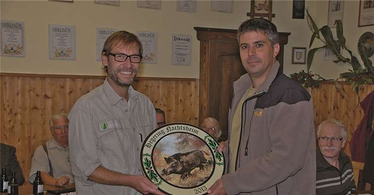 Sieger der Ehrenscheibe Christian Gondert mit Hegeringleiter Axel Schneider in Luxem. ST