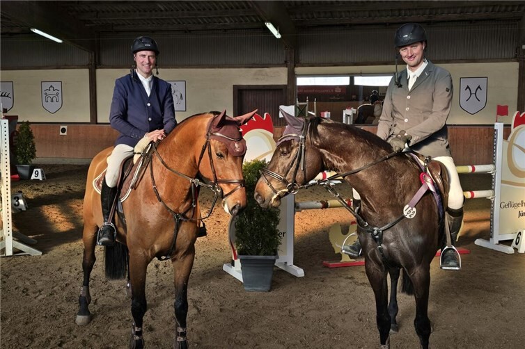 Sieger der Springprüfung Kl. M* Ralf Jünger (RZV Mayen) mit seinem Pferd Carlo und der zweitplatzierte Mathias Kornes (RV. Distelberger Hof) auf seinem Pferd Charifa.