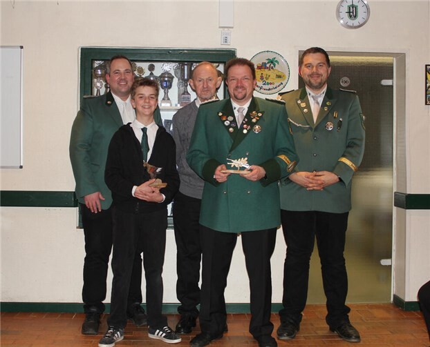 Sieger der Wettbewerbe: V. l.: Brudermeister Hendrik Beer, Sebastianusprinz Ben Feuser, Uli Dold, Sebastianuskönig Marco Klee und Schießmeister Rainer Tuschen
