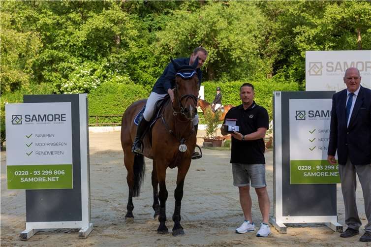 Sieger im Grossen Preis Felix Schneider auf Juli‘nas bei der Preisübergabe mit Jörg Möller von Samore GmbH.  Foto: RFV Oberbachem