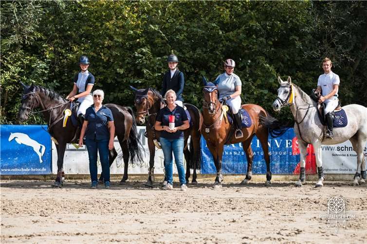 Sieger im Mannschaftsspringen Kl. A*: RC Kalenborner Höhe.  Fotos: RuFV Oberbachem