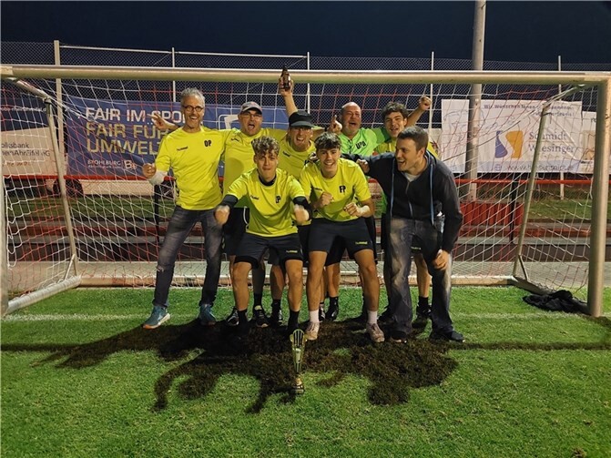 Sieger im Neun-Meter-Schiessen - „Die Panullis“. Fotos: privat