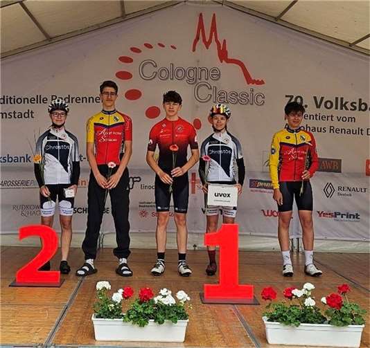 Sieger im U15 Rennen des zweiten Tages Valentino Zandegiacomo de Lugan (Mitte).  Foto: RSC Rheinbach