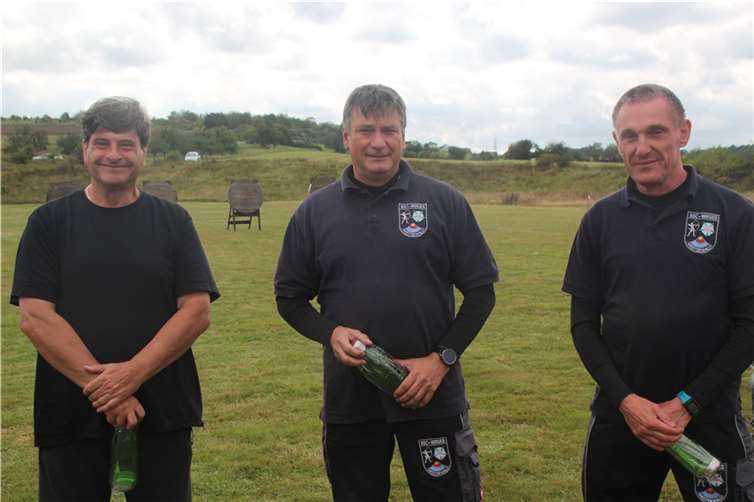 Bogenschützen treffen für die Ahrtal-Opfer „ins Goldene“ Sieger in der Kategorie „Recurve Master: Bernd Korbach vom BSC Wirges (Mitte), 2. Platz Gerhard Kabel, ebenfalls BSC Wirges (rechts) sowie Michael Schneider vom gastgebenden SG Bad Breisig Bogensport (links).