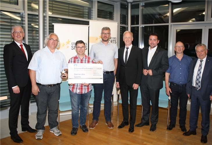 Sieger und Offizielle freuen sich gemeinsam. Für die Erstplatzierten gab es einen Scheck über 1500 Euro.TE