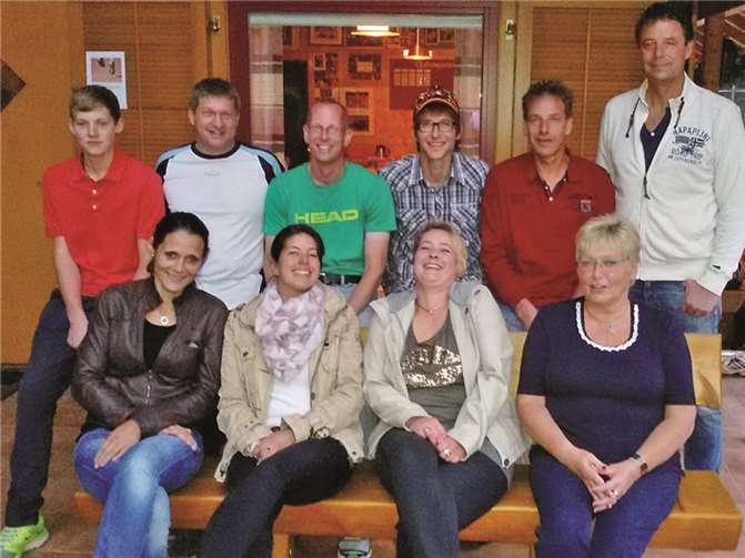 Sieger und Platzierte der Clubmeisterschaften 2015: obere Reihe (v.l.n.r.) Emil Müller, Kai Dalkowski, Florian Kluth, Thomas Oettgen, Rolf Oettgen, untere Reihe (v.l.n.r.) Natanja Neitzert, Nadine Hachenberg, Michaela Schür, Adelheid Krämer. Dietrich Rockenfeller/TC Steimel