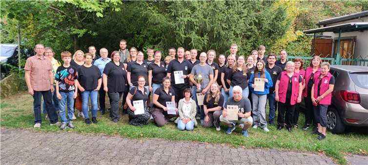 Sieger und Teilnehmer des Vereinspokal- und Bürgerschießen sowie der Einzel-Dorfmeisterschaft im Luftgewehrschießen.  Foto: privat