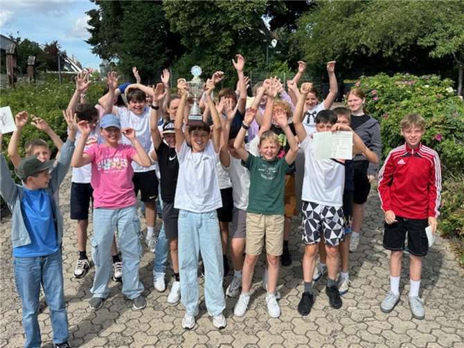Sieger und damit Gewinner des Bernd-Christ-Pokals wurde mit klarem Vorsprung die 6b mit 109,39 Punkten, bei der der Jubel keine Grenzen kannte. Foto: Gymnasium im Kannenbäckerland