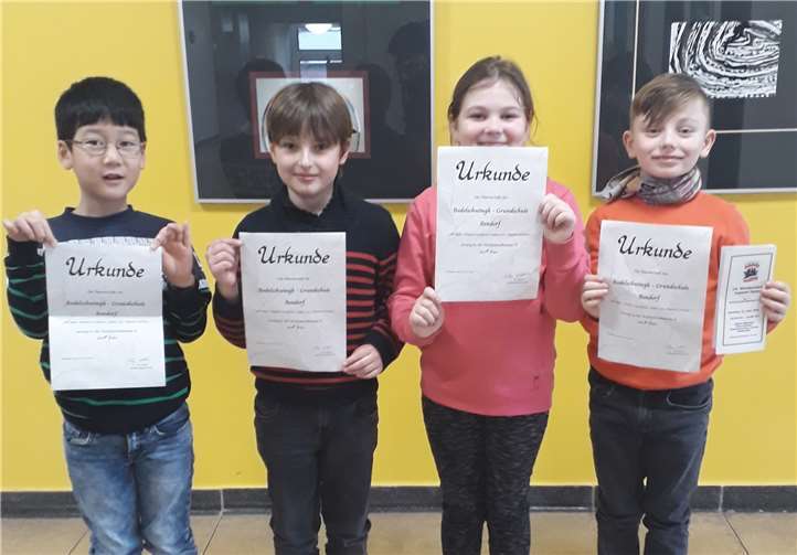 Sieger von links nach rechts: Julian Luo, Aid Sasic, Viktoria Goluber, Henriks Cernikovs. Foto: privat