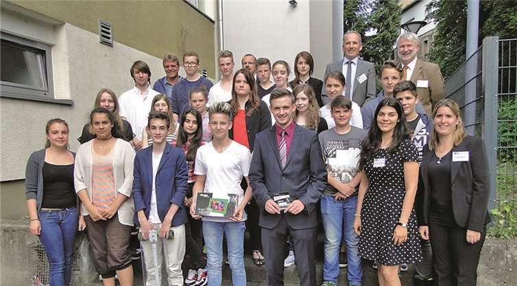 Sieger wurde Jonathan Hitzenbichler (vorne, Mitte) mit Idee einer Einkaufs-App, den zweiten Platz belegte Louis Bockshecker (vorne, 3. v. l.), Valentin Semenets (vvorne, 3. v. r.)freute sich über den dritten Platz. privat