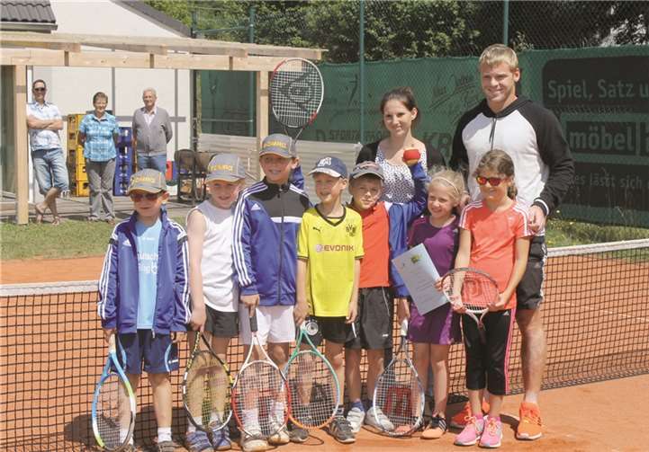 SiegerInnen v.l.n.r.:Felix Reitz, Luis Strobel, Malte Reitz, Clemens Konrath, Valentin Marquardt, Ingke Syrbe, Sophie Senf mit der Turnierleitung Lisa Männchen und Sascha Blacha. Privat